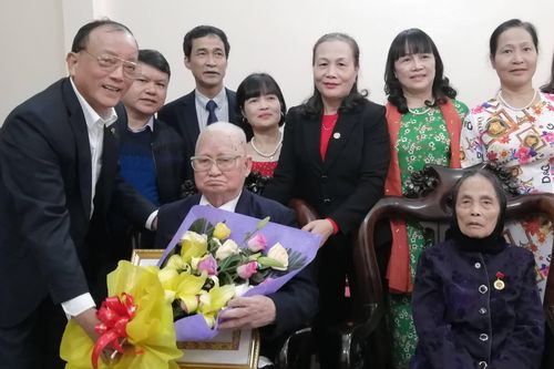 Thành phố Lào Cai: Trao Huy hiệu Đảng đợt 3/2
