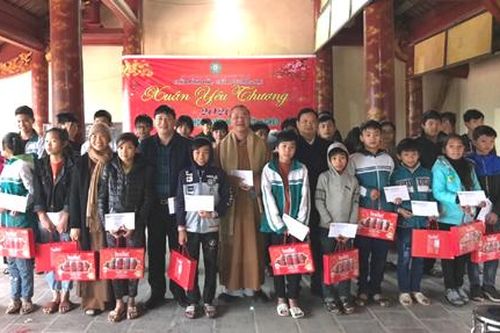 Trao quà Tết cho 500 người mù và người nghèo huyện Yên Mô