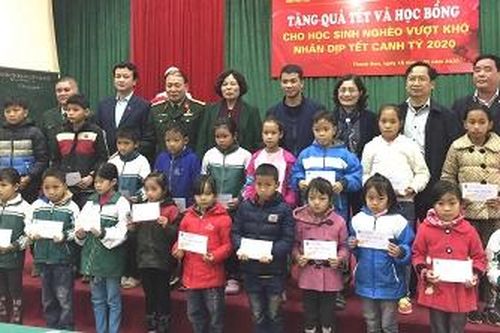 1.150 suất quà Tết và học bổng trao cho học sinh và giáo viên có hoàn cảnh khó khăn