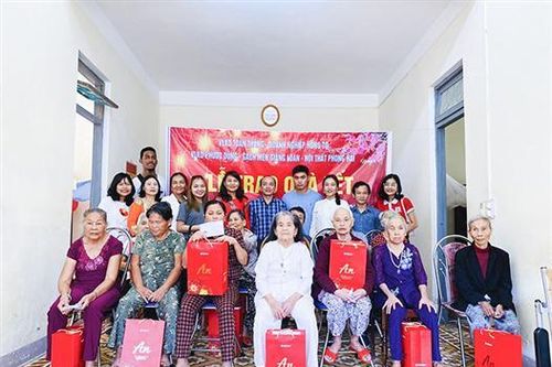 Mang tết đến với người nghèo