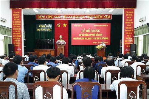 Lấy đội ngũ cán bộ, công chức, viên chức có chất lượng làm khâu đột phá
