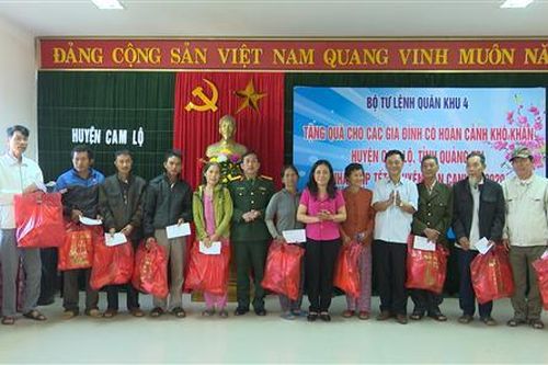 Ủy ban Mặt trận Tổ quốc Việt Nam tỉnh Quảng Trị trao quà tết cho người dân có hoàn cảnh khó khăn