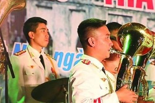 Những 'nghệ sĩ đường phố' bên Hồ Gươm