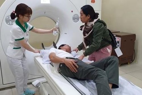 Nhắc nhở ô tô đậu trước cửa, người đàn ông bị lôi lên xe đánh nhập viện
