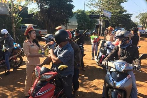 CSGT Công an Đắk Nông đồng hành cùng người dân về quê ăn Tết