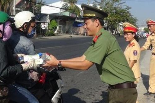 CA Đồng Tháp phát nước, khăn lạnh cho người dân trên đường về quê ăn Tết