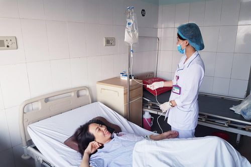 5 kíp mổ hợp sức cứu bệnh nhân ô tô cán qua người