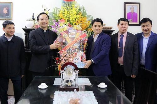 Chủ tịch UBND TP Hà Nội chúc Tết Giáo xứ Chính tòa Hà Nội và tặng quà gia đình khó khăn