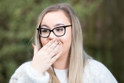 Thiếu nữ ngất xỉu, tê liệt mỗi khi cười