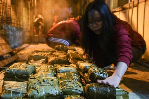 Học sinh Hà Nội gói hàng trăm bánh chưng tặng người vô gia cư