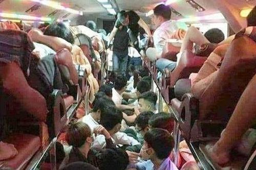 Xe khách 46 chỗ nhét 99 người về quê ăn Tết