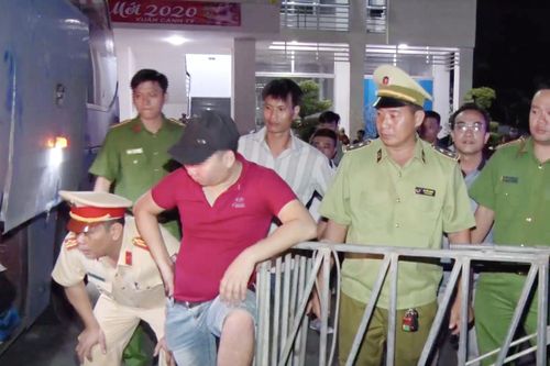 Nhét 53 con dê dưới gầm xe chở khách về quê ăn Tết