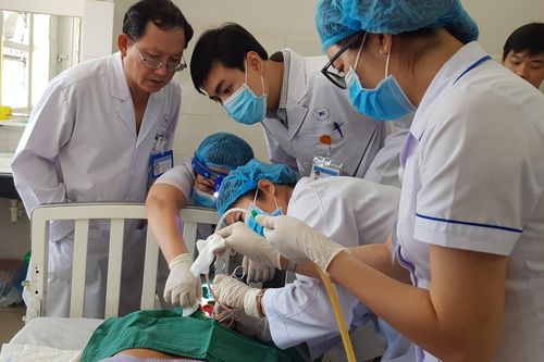 Người đàn ông suýt chết sau nhiều ngày viêm họng, nuốt đau