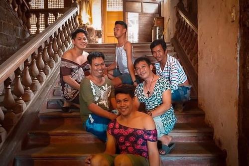 Phải sơ tán khẩn cấp, các chàng trai Philippines vẫn tạo dáng chụp ảnh