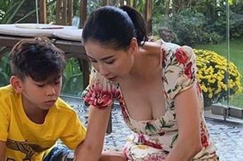 Hà Kiều Anh gói 100 bánh chưng chuẩn bị Tết