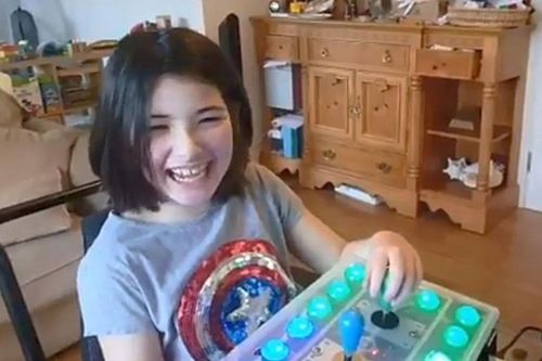 Cảm động người cha làm tay cầm chơi game cho con khuyết tật