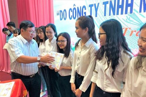 Trao 228 suất học bổng Lương Định Của cho sinh viên nghèo