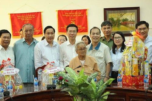 Đồng chí Võ Văn Thưởng tặng quà cho gia đình chính sách ở Đồng Nai