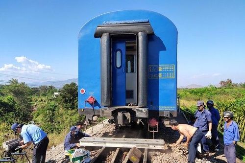 Tàu trật đường ray, nhiều chuyến bị chậm