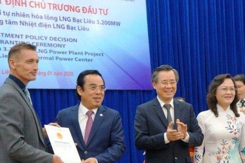 Trao giấy chứng nhận đăng ký đầu tư dự án Nhà máy điện LNG Bạc Liêu