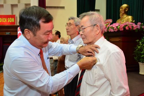 Trao Huy hiệu Đảng cho các đảng viên cao tuổi Đảng