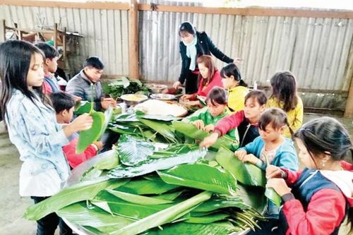 Giáo viên cắm bản lo Tết cho học sinh