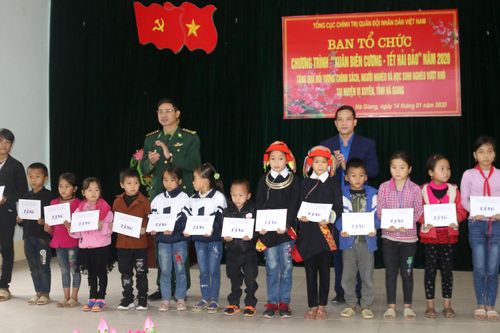 Gửi Tết ấm đến đồng bào biên cương