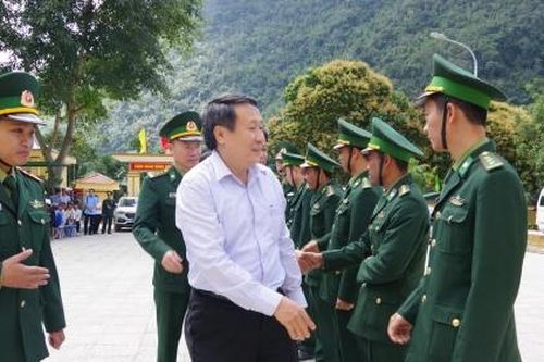 Phó Chủ tịch tỉnh Quảng Trị đi kiểm tra các đồn biên phòng và thăm người dân sống tại khu vực biên giới