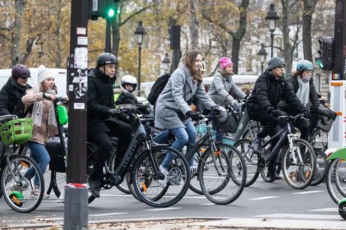 'Cú hích' đưa xe đạp 'lên ngôi' ở Paris