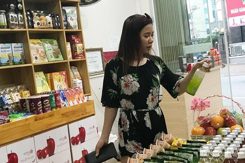 Chi hàng chục triệu mua thực phẩm ngoại ăn Tết