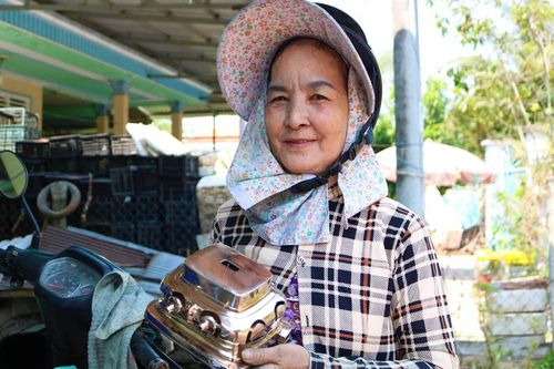 Nghề chùi lư đồng kiếm tiền triệu xài Tết