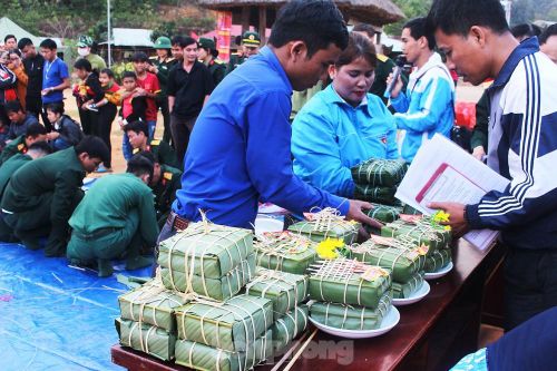 Rộn ràng 'Xuân đoàn kết - Tết quân dân'