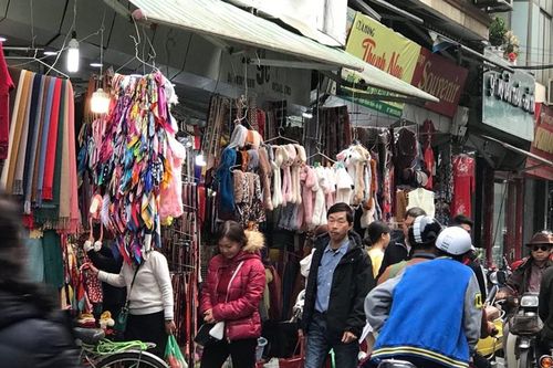 Phố cổ Hà Nội: 'Tháo khoán' vỉa hè ngày giáp Tết?