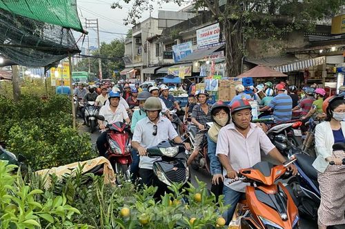 Người Sài Gòn đổ xô đi mua hoa, đường sá kẹt cứng vào cuối ngày