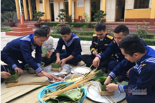 Tết đảo xa nao nao nhớ nhà, lính hải quân bày lá gói bánh chưng