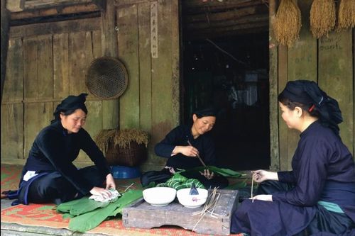 Bánh chưng đen là loại bánh đặc trưng dịp Tết của dân tộc nào?