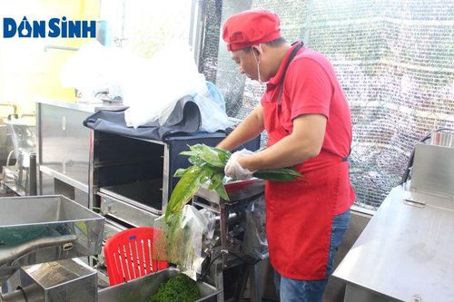 Gói bánh chưng bằng máy, mỗi phút cho ra một chiếc