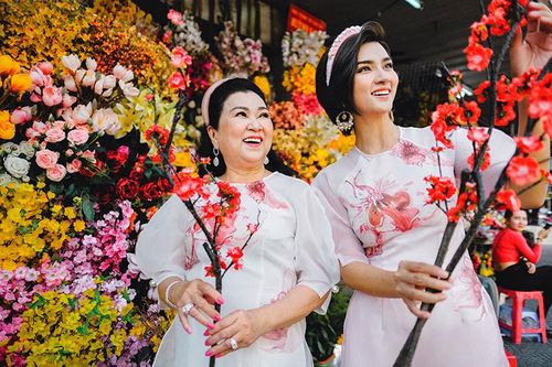 Kim Tuyến cùng mẹ dạo phố, sắm sửa đón Tết