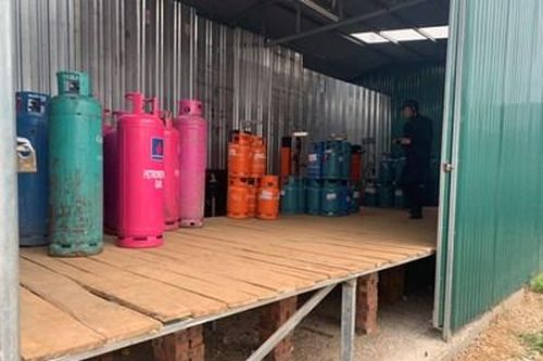 Phát hiện 'xưởng' quy mô sang chiết ga lậu các hãng nổi tiếng