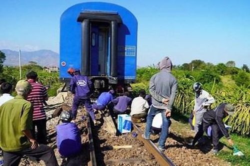 Tàu SE7 trật bánh, đường sắt Bắc - Nam gián đoạn