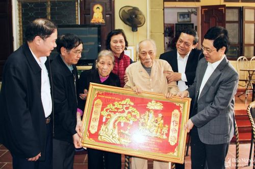Phó Bí thư Thường trực Tỉnh ủy Nguyễn Xuân Sơn chúc thọ các đồng chí nguyên lãnh đạo tỉnh