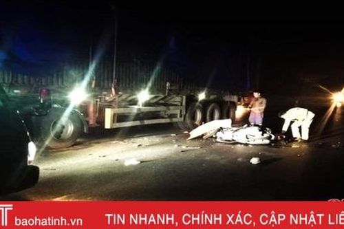 Va chạm xe đầu kéo, người đàn ông đi xe máy lọt gầm tử vong