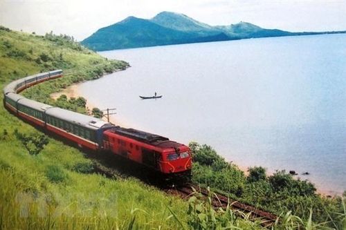 Tàu hỏa Bắc-Nam gặp sự cố trật đường ray tại Bình Thuận