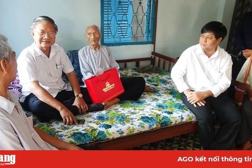 Chúc Tết cụ ông 107 tuổi ở Tri Tôn