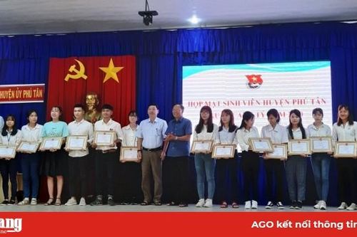 Phú Tân họp mặt sinh viên tiêu biểu nhân dịp Xuân mới