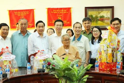 Đoàn đại biểu Quốc hội tỉnh thăm và tặng quà Tết gia đình chính sách