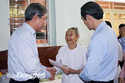 Lãnh đạo tỉnh thăm và chúc Tết các gia đình chính sách