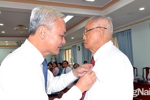 Trao Huy hiệu 70 năm tuổi Đảng cho nguyên Bí thư Tỉnh ủy Phan Văn Trang