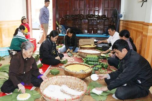 Nhộn nhịp thị trường bánh chưng tết.