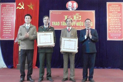 Bắc Hà trao huy hiệu Đảng đợt 3/2